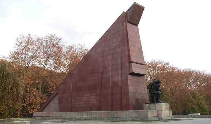 Ehrenmal in Treptow - Pylon aus rotem Granit 