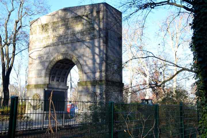 Triumphbogen-Eingang zum sowjetischen Ehrenfriedhof in Berlin-Treptow.