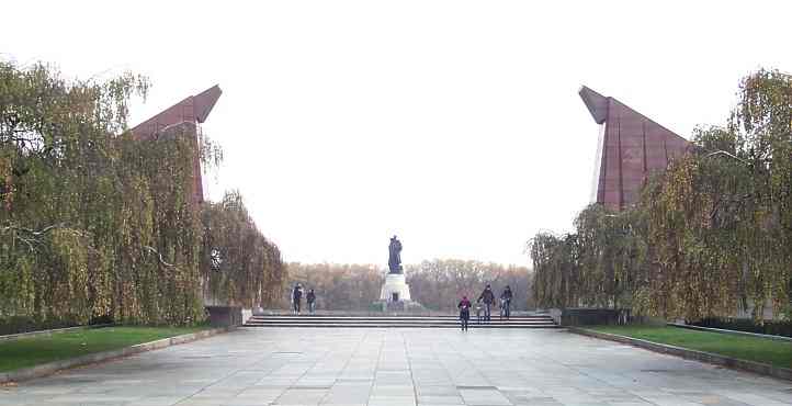 Ehrenmal in Treptow - Blick zum "Groen Soldaten".