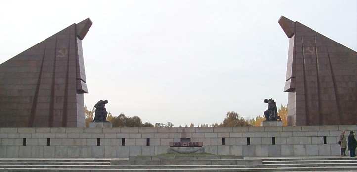 Treptower Ehrenmal - Pylone aus rotem Granit