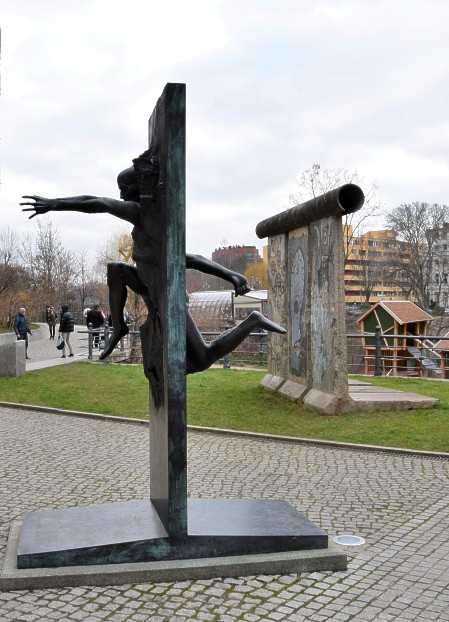 Die Skulptur "Wir sind das Volk" in der "Strae der Erinnerung" - Spreebogen.