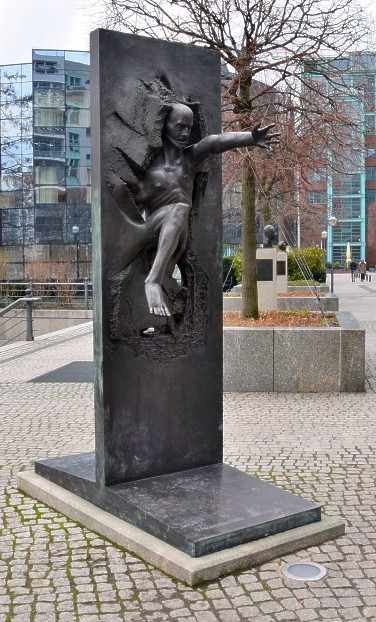 Die Skulptur "Wir sind das Volk" in der "Strae der Erinnerung" - Spreebogen.