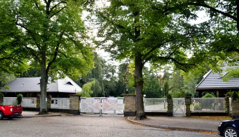 Der Eingangsbereich zum Stahnsdorfer Sdwestkirchhof (Brandenburg).