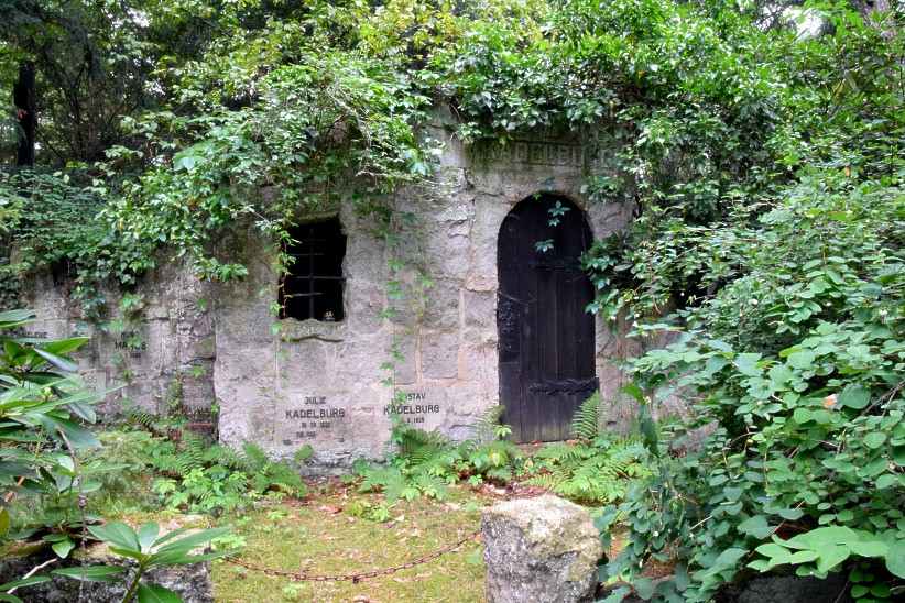 Das Grabgewlbe von Gustav Kadelburg findet man auch in Stansdorf.