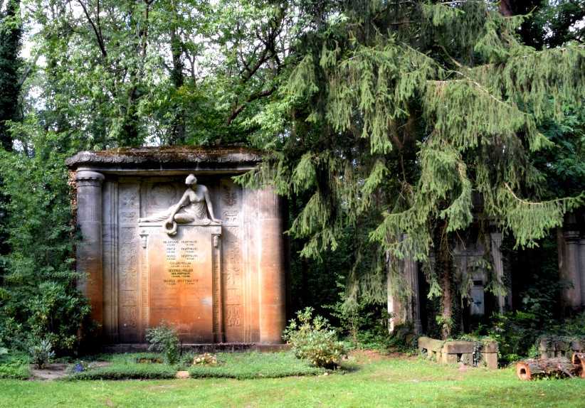 Grabmal der Familie Hoffmann, ca. 11 verstorbene Familienmitglieder.