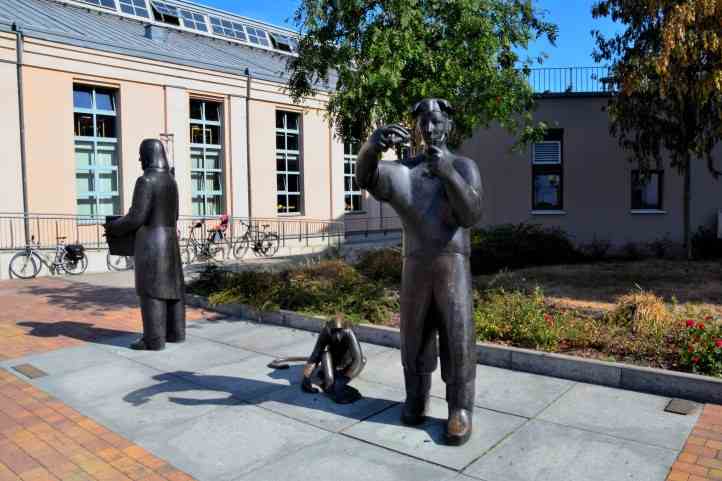 Bronzeskulpturen der Humboldt Brder vor Bibliothek - Berlin-Tegel.