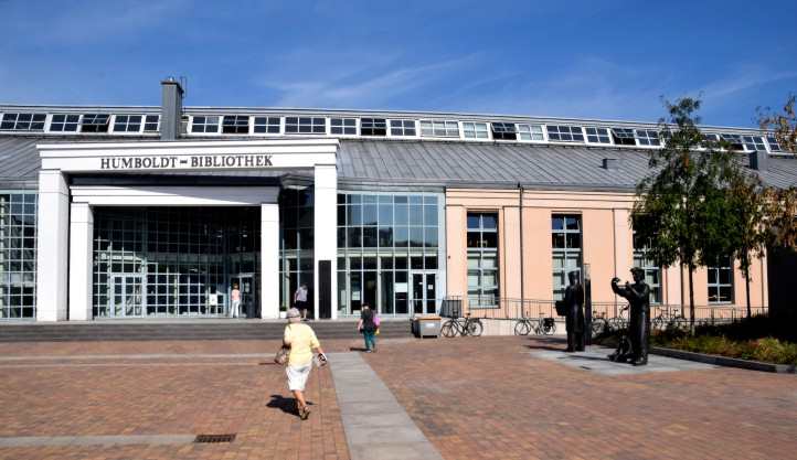 Im Hinterhof der Humboldt Bibliothek.