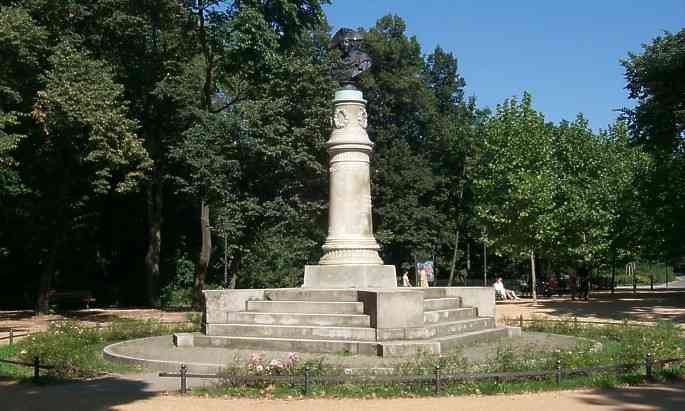 Sule mit der Bste Friedrich II. im Volkspark Friedrichshain