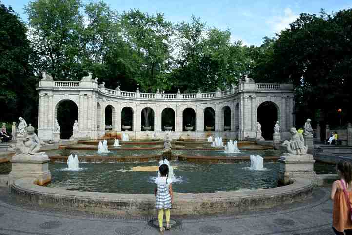 Vor dem Mrchenbrunnen im Volkspark Friedrichshain.