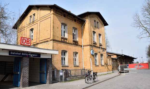 Rckwertiger Bahnhofseingang Berlin-Wannsee - Frachtgutgebude