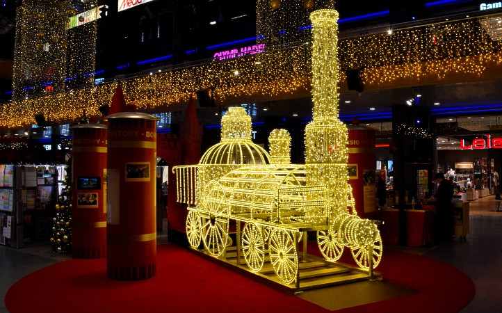 Weihnachtliche Borsig-Lokomotive in den Borsighallen.