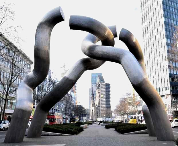 torartige Skulptur auf dem Tauentzien - Richtung Gedchtniskirche