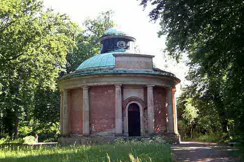 Antikentempel im Park von Sanssouci