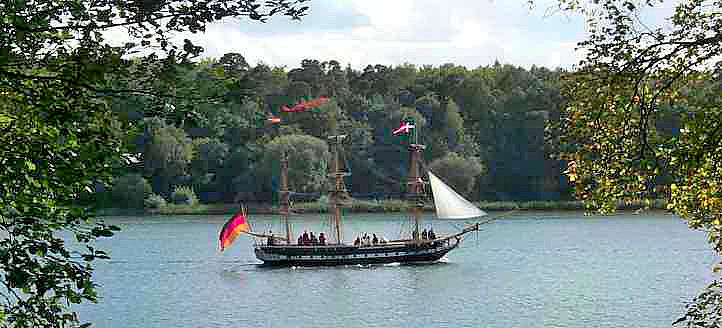 Auf der Havel vor der Pfaueninsel und dem Festland