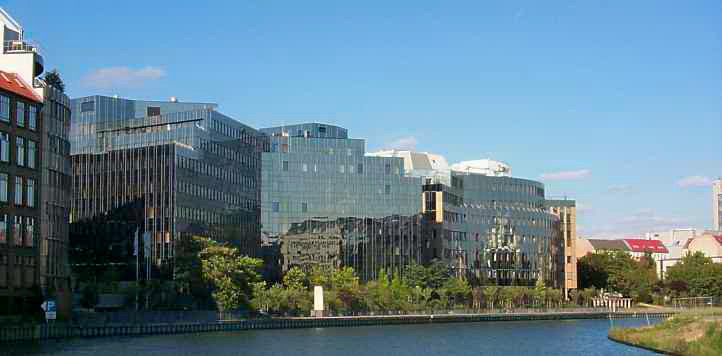 Spiegel-Glasfassaden an der Spree in Moabit.