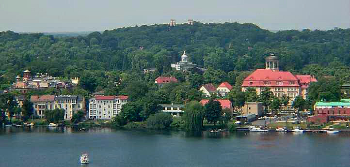 Blick vom Flatow-Turm in Babelsberg zum Pfingstberg im Neuen Garten