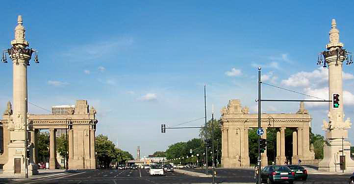 Auf derCharlottenburger Brcke - Torbauten - nach Berlin bzw. Charlottenburg