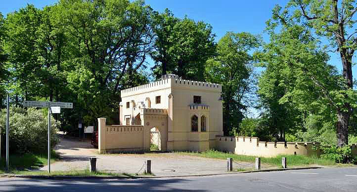 Haupteingang zum Park Babelsberg.