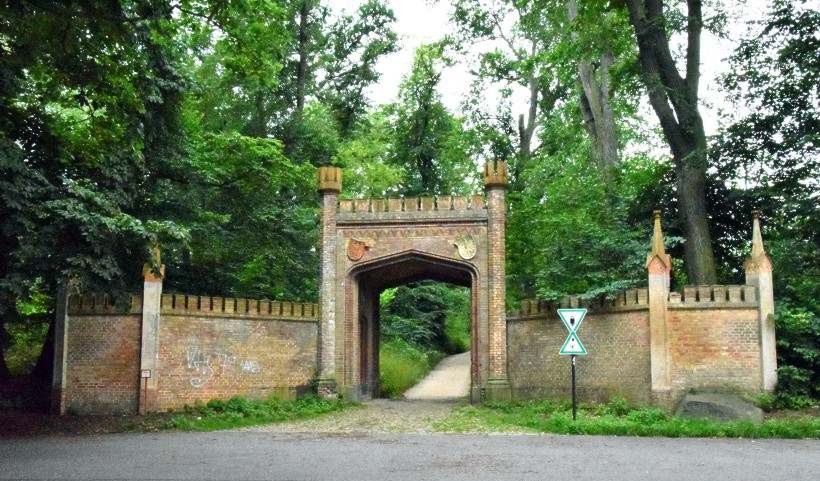Das "Jgertor" befindet sich an der Uferchaussee der Havel, am Krughorn,