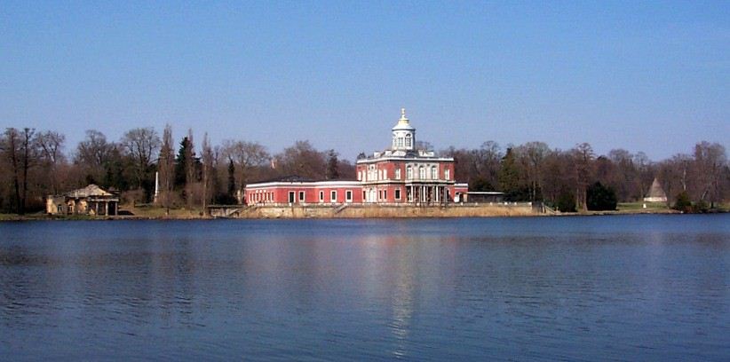 Kche, Marmorpalais und Pyramide (Eiskeller) am Heiligen See.