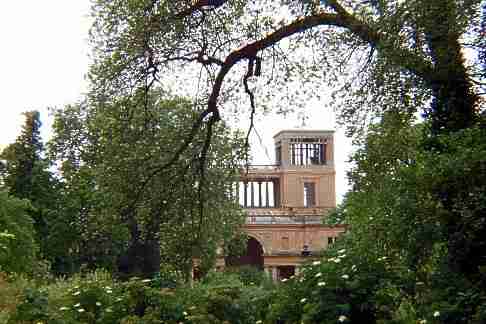 Blick vom Krongut Bornstedt zum Orangerie Schloss Sanssouci