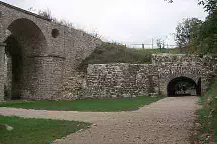 Zirkelbogenbrcke und Durchgang zum Tagebau