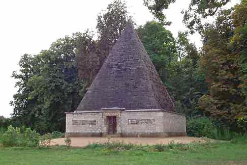 Pyramide-Eiskeller fr Schlosskche