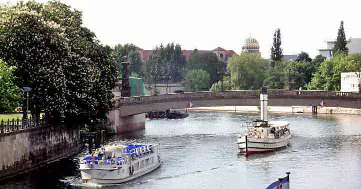 Blick zur Kuppel der Berliner Synagoge